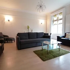 Watergate Street Apartment